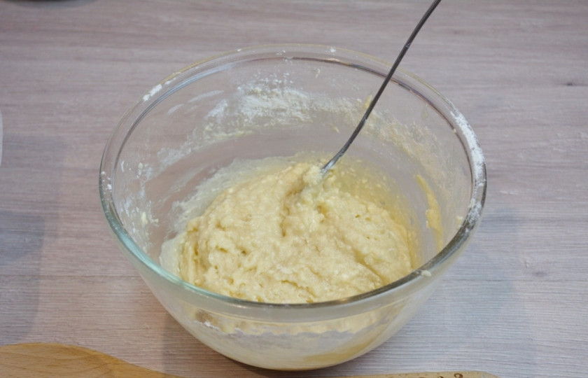 1. Этап. Бисквит с вишней: Смешайте муку с разрыхлителем, просеяв их через мелкое сито, введите мучную массу в сливочную. Замесите тесто.