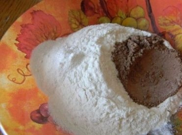 1. Этап. Шоколадный рулет с творожным кремом: Просеянную муку смешаем с какао.