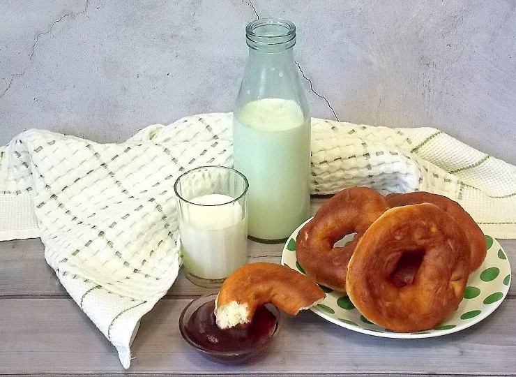 1. Этап. Советские пончики: Переложите пончики на тарелку с бумажной салфеткой. Посыпьте сахарной пудрой и подавайте.