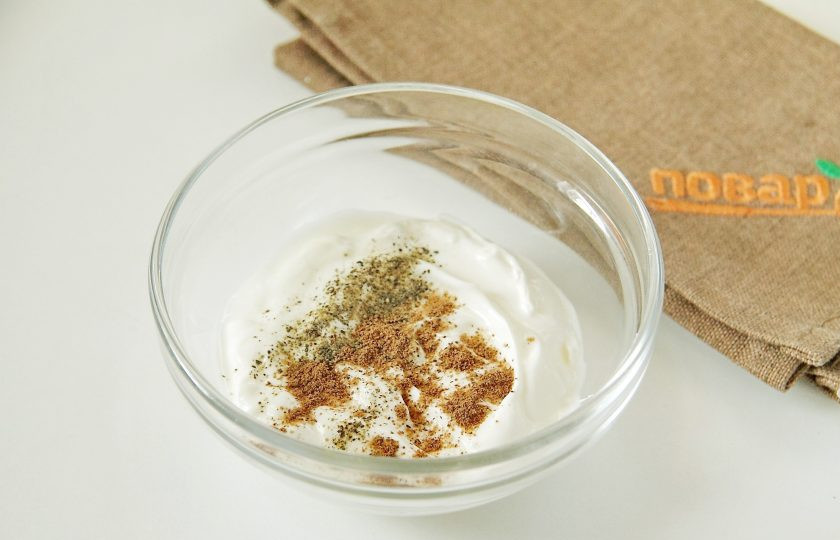 1. Этап. Яйца Пармантье: В сметану добавьте перец и мускатный орех.