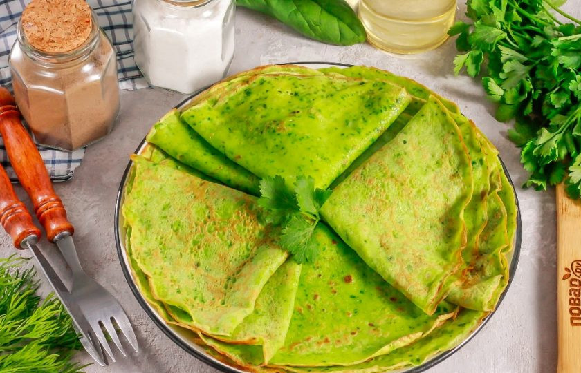 1. Этап. Блинчики шпинатные: Выложите их на тарелку и подайте к столу теплыми. При желании можете их нафаршировать разными вкусными не сладкими начинками.