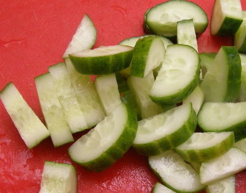 1. Этап. Греческий салат с помидорами: Огурцы вымыть, обсушить и крупно нарезать.