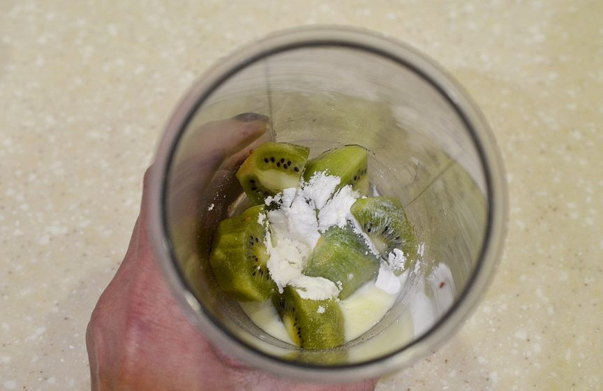 1. Этап. Мусс из киви: Добавьте сахарную пудру, сливки.