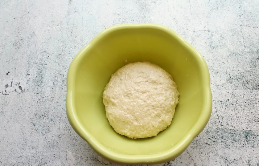 1. Этап. Несдобные пирожки: Муку смешайте с разрыхлителем и просейте в миску с дрожжевой жидкостью. Все перемешайте до мягкого, не липкого теста. Тесто месите на рабочей поверхности стола не менее 7-10 минут. Сформируйте тесто в шар, выложите в глубокую миску и накройте.