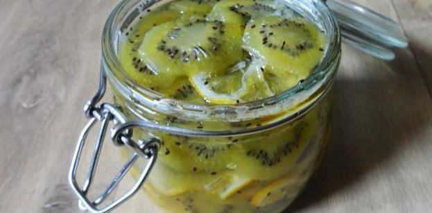 1. Этап. Варенье из киви на зиму: Осталось лишь варенье поместить в заранее простерилизованные банки.