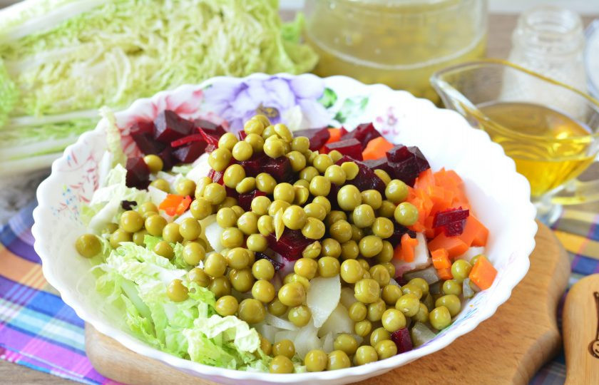 1. Этап. Винегрет с пекинской капустой: Всыпьте консервированный горошек (с него заранее слейте маринад).