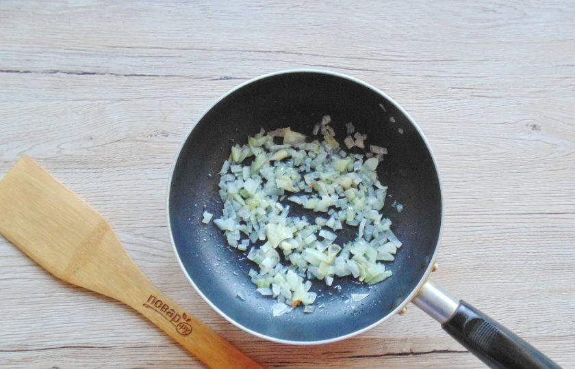 1. Этап. Свекольный кетчуп на зиму: Налейте в сковороду масло и жарьте на небольшом огне до прозрачности.