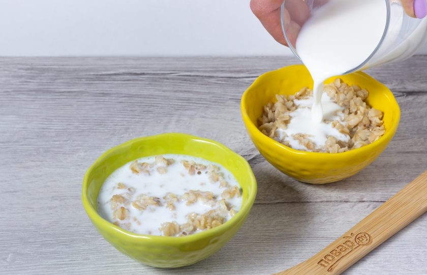 1. Этап. Овсяная каша по-шотландски: Разложите горячую кашу в миски и добавьте холодное молоко! В этом и есть главный секрет каши по-шотландски.