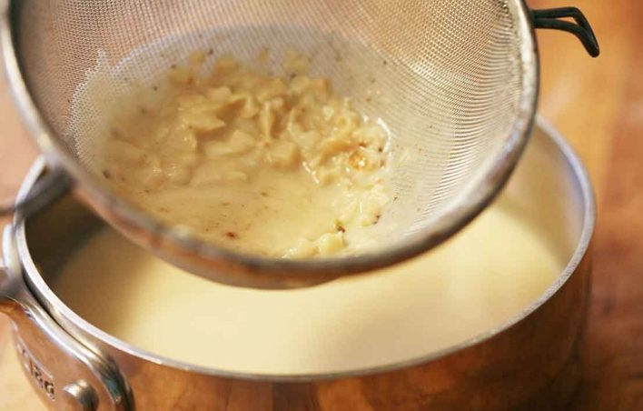 1. Этап. Куриный рулет с беконом: 6. Переложите готовые рулеты в отдельную емкость, а сковороду поставьте обратно на огонь, вылейте образовавшийся жир, налейте в сковороду вино, соскребите все остатки жира. После выкипания вина добавьте измельченный чеснок, муку, спустя минуту влейте бульон и сливки, варите соус еще 2-4 минуты. Процедите соус через мелкое сито и отправьте его на огонь, варите несколько минут.