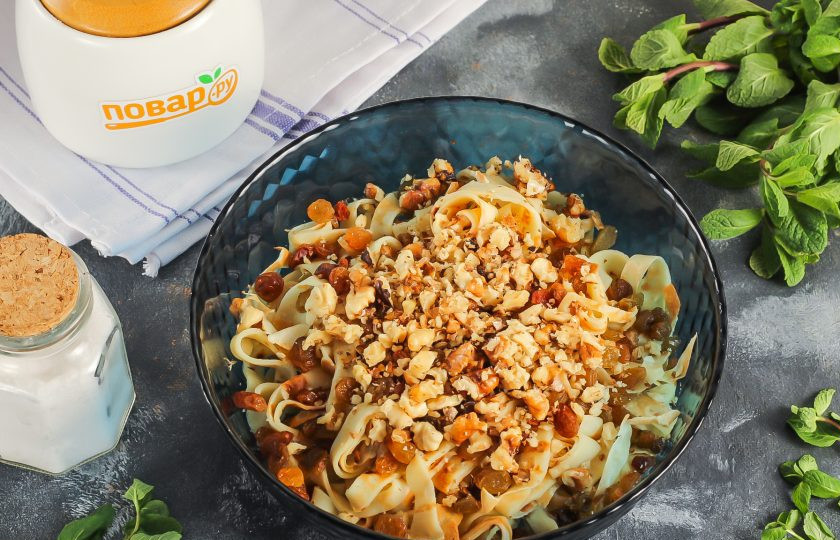 1. Этап. Блинная кутья с маком, изюмом и орехами: Измельчите в руках ядра грецких орехов, добавьте их к нарезке блинов вместе с изюмом.