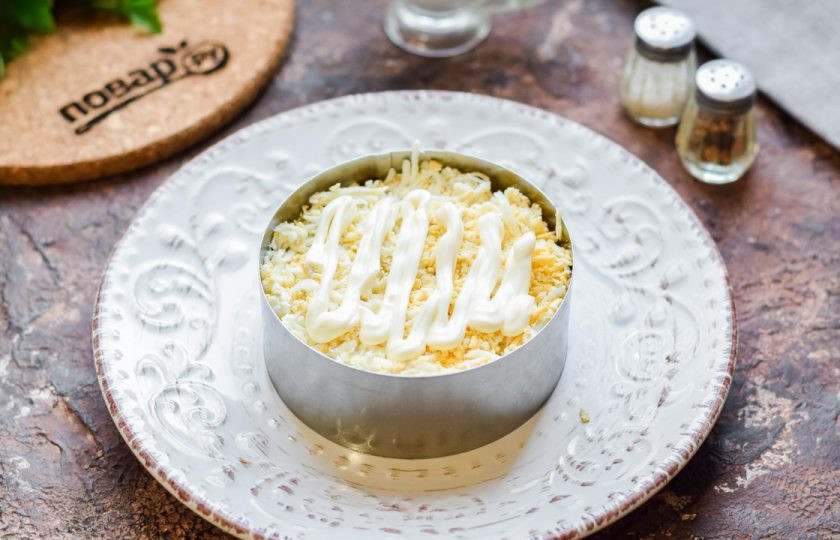 1. Этап. Салат Мачо: Смажьте майонезом. Соль и перец добавляйте по вкусу.