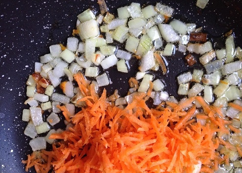 1. Этап. Суп из замороженных белых грибов: Обжариваем лук до легкого золотистого цвета, добавляем к нему морковь.