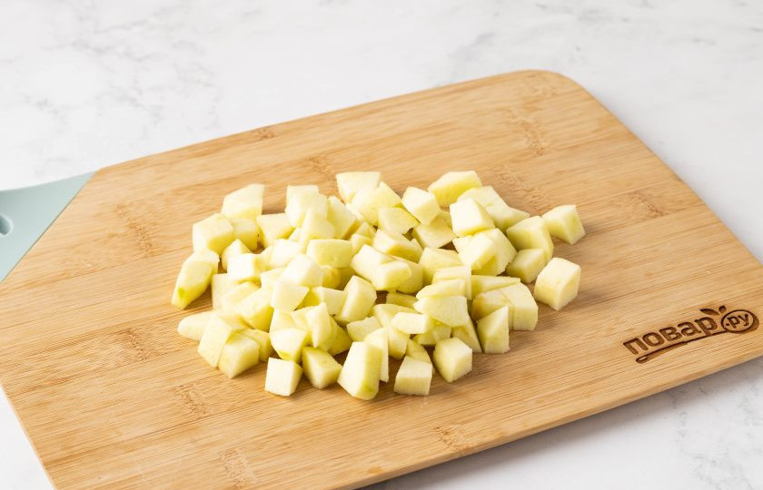 1. Этап. Вальдорфский салат: Яблоко помойте, очистите от кожуры и удалите сердцевину. Нарежьте кубиками. Сбрызнете лимонным соком.