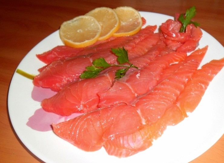 1. Этап. Блины с красной рыбой и огурцом: Слегка подморозьте филе, тогда резать его будет гораздо проще. Семгу необходимо порезать тонкими ломтиками-пластами.