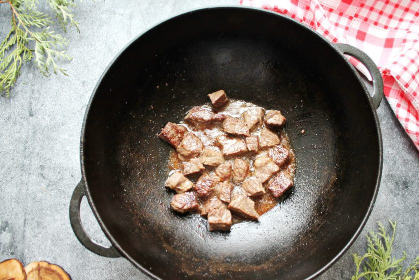 1. Этап. Кебоб по-бухарски: Говядину сполосните, обсушите и порежьте кусочками примерно по 25 грамм. Уберите половину масла и выложите порезанную говядину, обжаривайте примерно 20 минут до золотистой корочки.