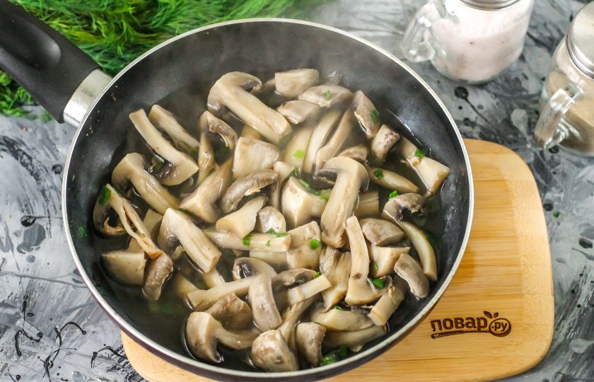 1. Этап. Шампиньоны диетические: Накройте емкость крышкой и потушите шампиньоны около 15 минут, поместив емкость на плиту и включив средний нагрев.