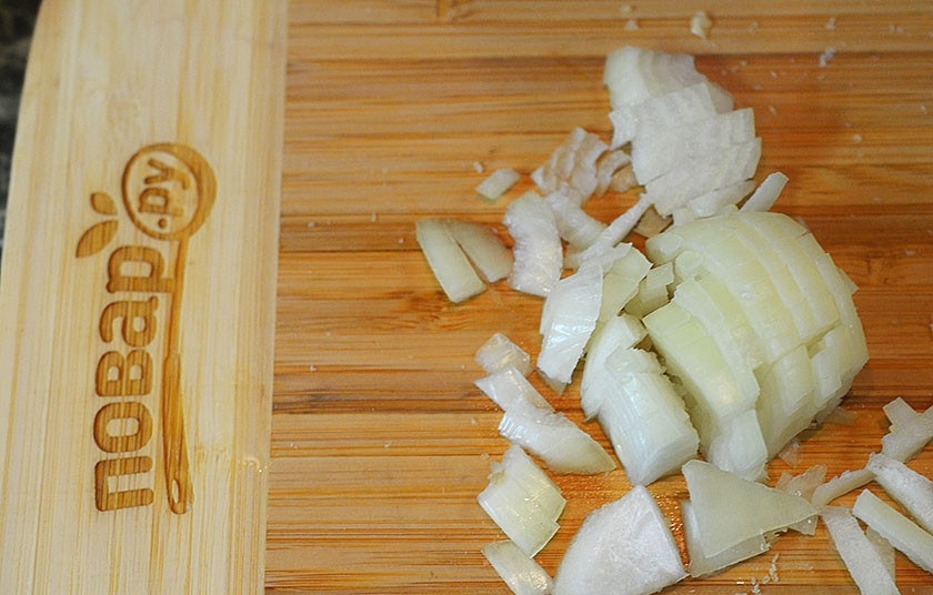 1. Этап. Салат Мимоза на 8 Марта: 6. Лук нарежьте кубиком и положите следующим слоем.