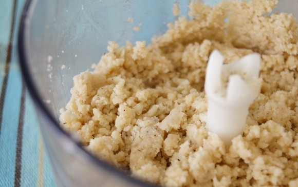 1. Этап. Фундучная паста: 3. Подготовленные орешки без шкурки перекладываю в чашу блендера, добавляю сахарную пудру и измельчаю до состояния каши.