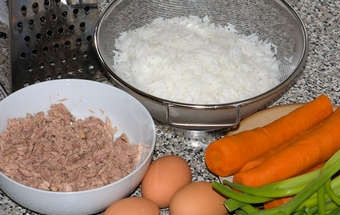 1. Этап. Салат из ставриды: Для начала приготовим все ингредиенты. Сварим яйца, морковь, рис и охладим их . Помоем лук. Если для салата у вас ставрида консервированная - разомнем содержимое консервы вилкой, предварительно слив лишний сок или масло. Если ставрида копченая - очистим ее от шкурки и костей и порежем на мелкие кусочки.