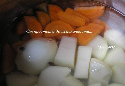 1. Этап. Индейка в сливочном соусе с овощами: Залейте водой, доведите до кипения, добавьте лавровый лист, варите почти до готовности. Присолите.