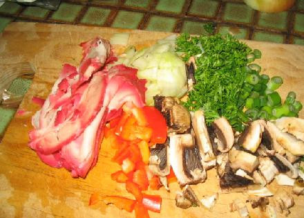 1. Этап. Японская пицца Окономияки (Okonomiyaki): Готовим начинку. Нарезаем ломтиками свинину (барбекю), добавляем немного болгарского перца, лук, грибочки, петрушку и зеленый лук (все мелко нарезано).