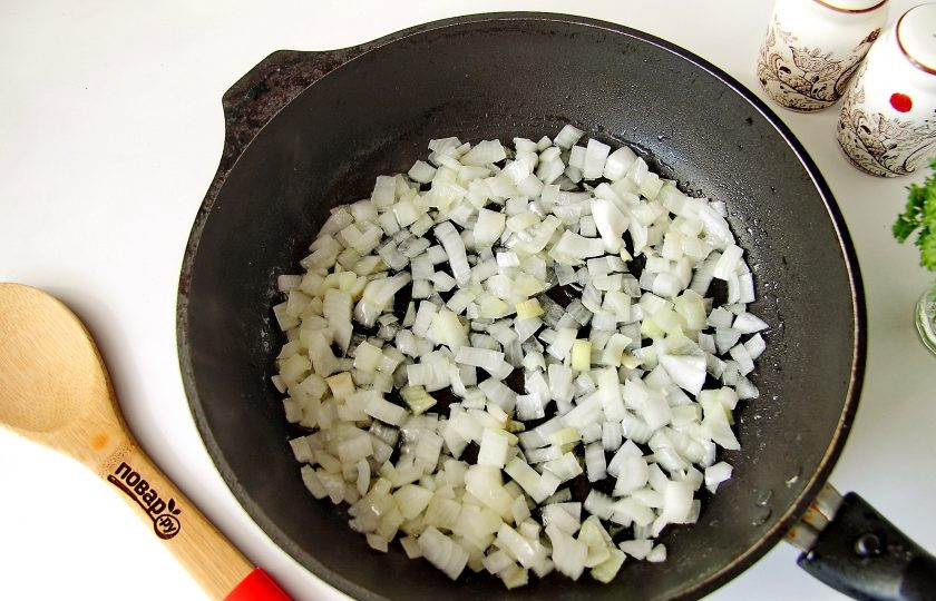 1. Этап. Икра овощная: Затем в этой же сковороде обжарьте лук до мягкости.