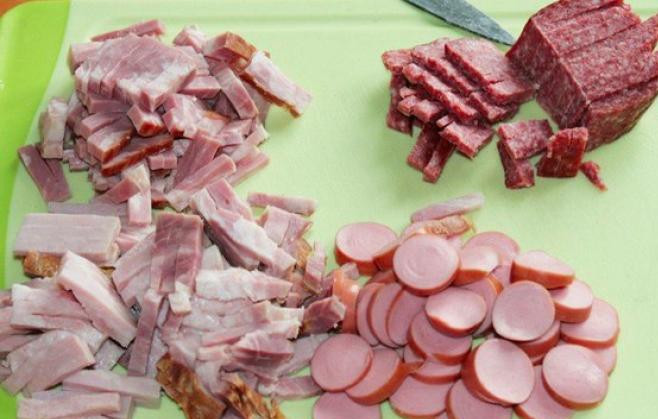 1. Этап. Солянка с томатной пастой: Все копчености, которые вы выбрали для солянки, порежьте на кусочки.