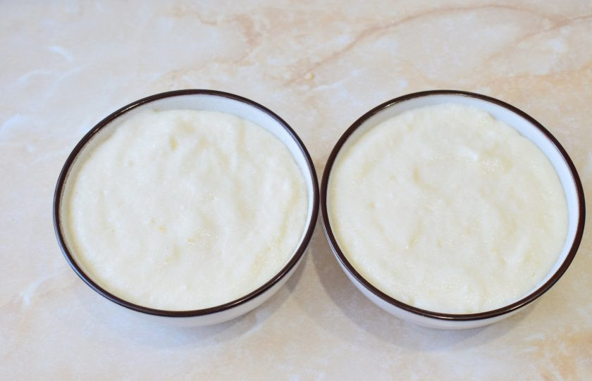 1. Этап. Каша Гурьевская: Сверху выложите остатки каши и поставьте в духовку, предварительно разогретую до 180 градусов, примерно на 20 минут.