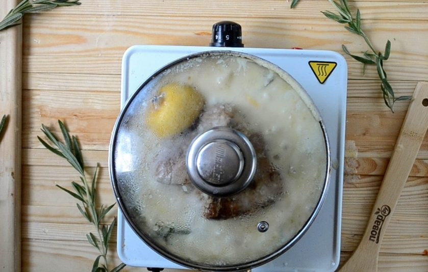 1. Этап. Молочная свинина с розмарином: Накройте крышкой и тушите на медленном огне 1 час. При необходимости можно доливать немного воды или бульона, если будет испаряться слишком много жидкости. Также можно готовить блюдо в духовке, тогда просто переложите мясо вместе с соусом в жаропрочную форму с крышкой и запекайте при температуре 200 градусов 1-1,5 часа.