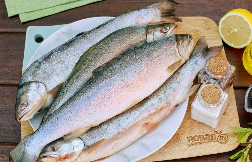 1. Этап. Красная рыба на мангале: Подготовьте все ингредиенты. Чтобы рыбу было легче разделывать, она должна быть слегка подморожена. Красная рыба хороша своим натуральным вкусом, поэтому при мариновании из специй рекомендую ограничиться лишь молотым перцем.