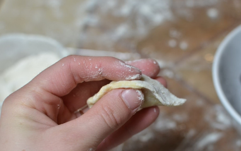 1. Этап. Вареники с ягодами: Залепляем вареники.