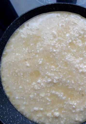 1. Этап. Полента-блин с творогом и сыром: Выложить 