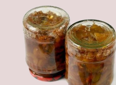 1. Этап. Яблочное варенье в мультиварке: Готовое варенье раскладываем в стерилизованные банки и закрываем крышками. Переворачиваем и оставляем остывать.