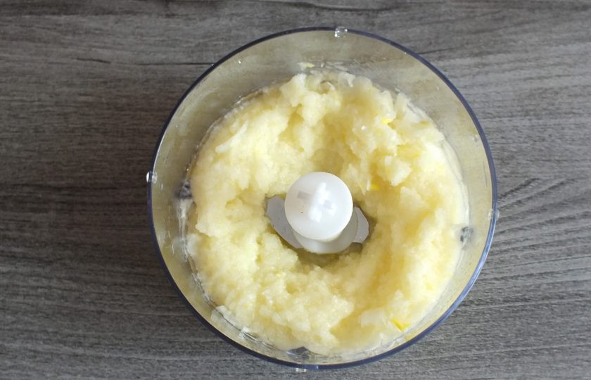 1. Этап. Шашлык из баранины с луком: Лук очистите и измельчите в очень мелкую кашицу в блендере.