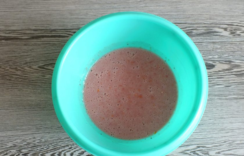 1. Этап. Малиновый пудинг: Малиновое тесто должно получиться льющимся и однородным.