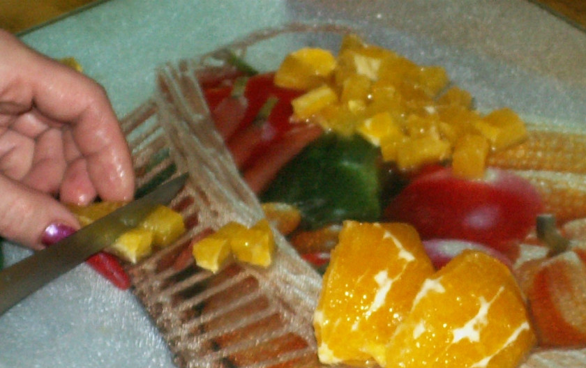 1. Этап. Клюквенный соус с апельсинами: С апельсина срезаем кожуру и нарезаем его небольшими кубиками.