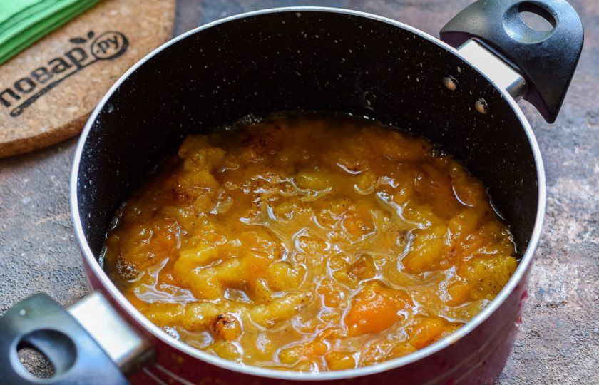 1. Этап. Абрикосовое варенье с мятой: Спустя время мяту достаньте и выбросьте. Подготовьте стерильную полулитровую банку и крышку.