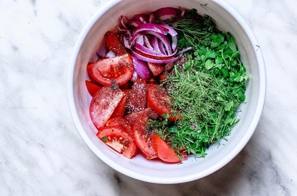 1. Stage. Fresh salad without mayonnaise: Cut tomatoes into slices, onion in half rings, chop dill and parsley. Transfer to a salad bowl, add salt and pepper to taste, mix well.