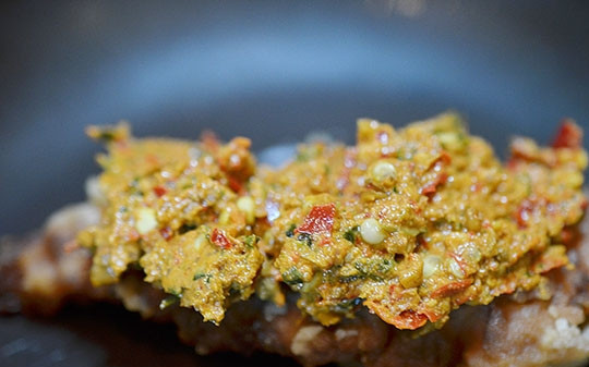 1. Этап. Огуречный сэндвич от повара: На обжаренную грудку выложите сальсу, накройте крышкой и потушите минут 5.