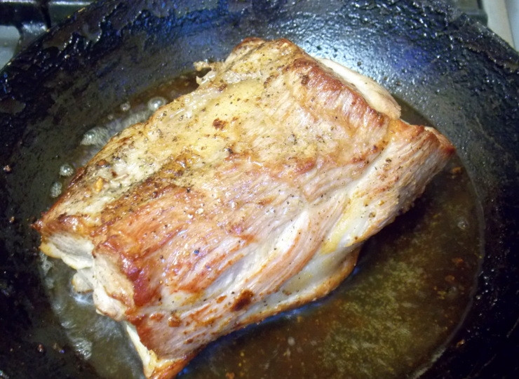 1. Этап. Свинина, запеченная в апельсиновом соусе: Обжарьте мясо на горячей сковороде с маслом со всех сторон до румяной корочки.