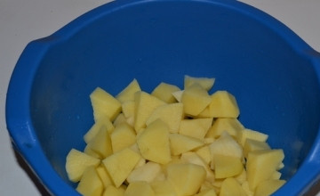 1. Этап. Щавелевый борщ: Чистим картофель. Нарезаем кубиками, соломкой - так, как вам больше нравится.