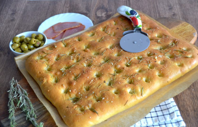 1. Этап. Итальянский хлеб с розмарином в духовке: Невозможно передать словами тот аромат, который витал по квартире, пока выпекалась эта великолепная 