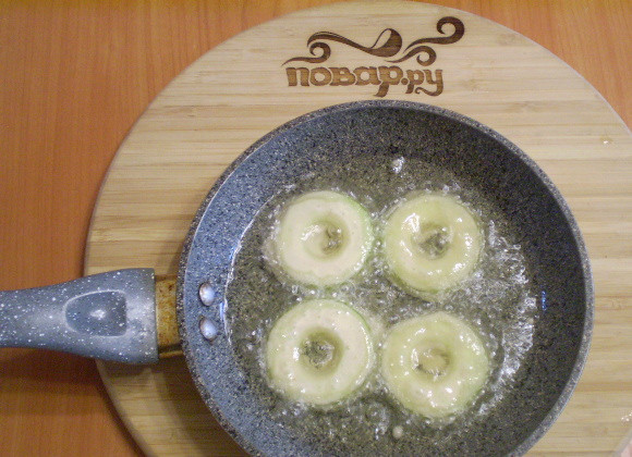 1. Этап. Фрукты в кляре: Выкладываем в горячее масло и жарим. Масла должно быть много, чтобы колечки плавали.