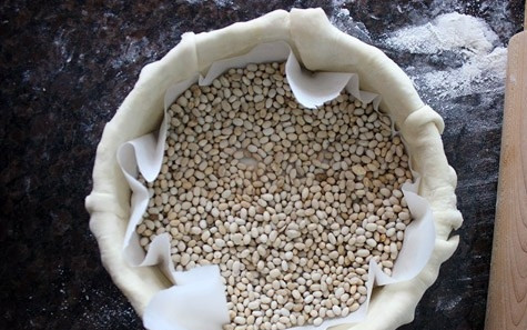 1. Этап. Французский киш: 6. Застелите сверху пергаментом и выложите горох, например (можно любые другие бобовые, в данном случае это просто 