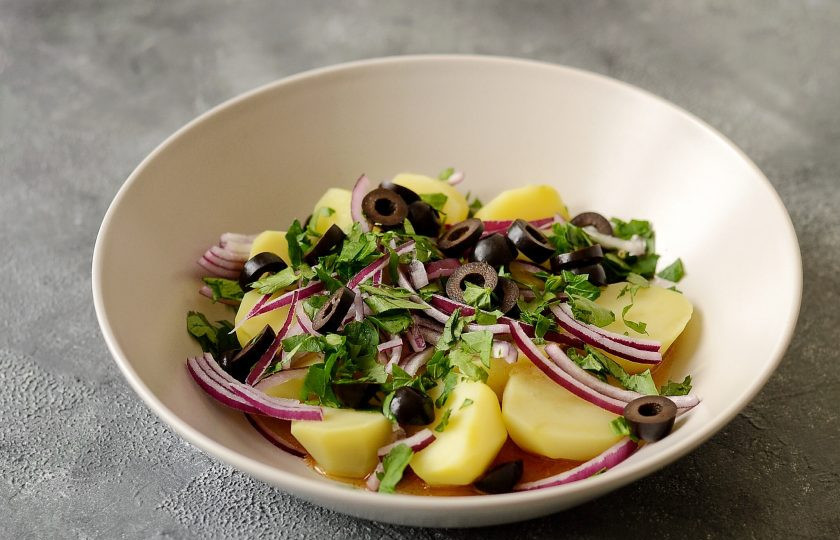 1. Этап. Марокканский картофельный салат: Полейте заправкой картофель. Добавьте маслины, лук и петрушку. Аккуратно перемешайте.