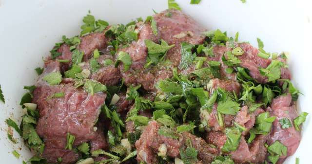 1. Этап. Отбивная по-криольски: 3. Перемешиваем с мясом. Добавим растительное масло, специи, соль и перец по вкусу. Оставим в стороне на 15 минут.