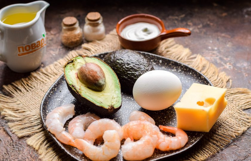 1. Этап. Авокадо фаршированное креветками: Подготовьте ингредиенты. Креветки можете обжарить по одной минуте с каждой стороны или отварить 2-3 минуты. Также отварите вкрутую куриное яйцо.