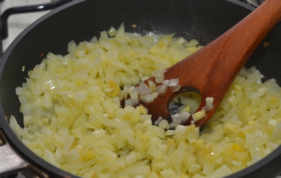 1. Этап. Кисло-сладкий соус для курицы: В сковороду наливаем немного растительного масла и обжариваем на нем чеснок, лук и имбирь несколько минут, пока лук не станет прозрачным.