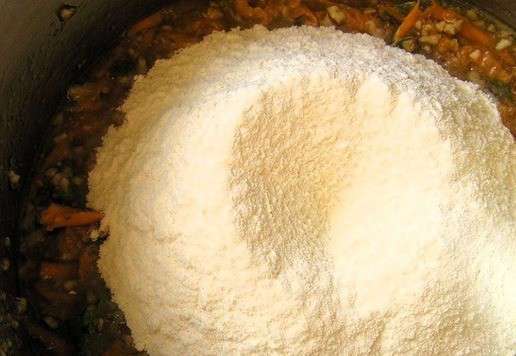 1. Этап. Мятный морковный пирог с грецкими орехами: Всыпьте муку с разрыхлителем.