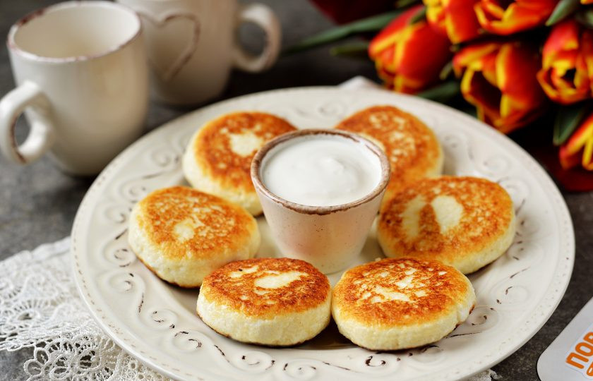 1. Этап. Cырники из зерненого творога: Готовые сырники из зерненого творога подавайте со сметаной, не забудьте про мед, сироп или домашнее варенье, поскольку сахара в рецепте очень мало. Приятного аппетита!